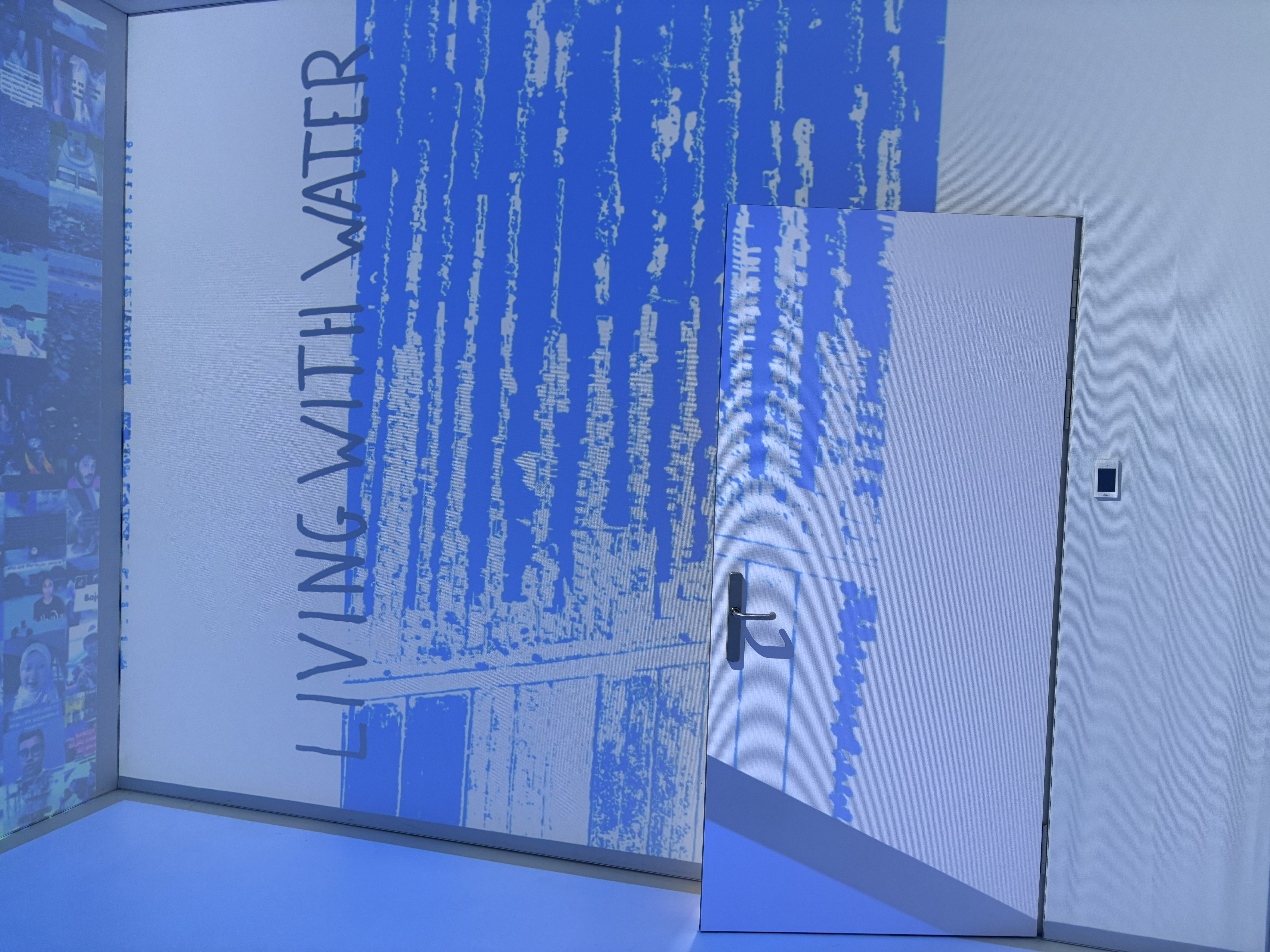 A picture taken inside a 360 degrees immersive lab showcasing the Noticing Water workshop.